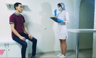 Cách mà cô y tá lấy tinh trùng của bệnh nhân