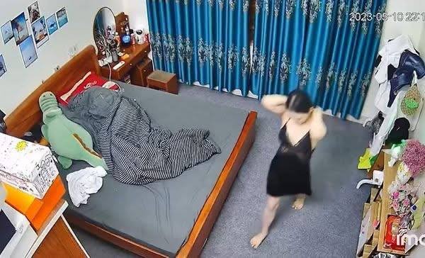 Clip Hot 18+ Nửa Đêm Chồng Đè Ra Đụ Mà Quên Mất Nhà Mới Lắp Cam