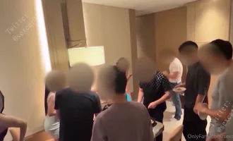 Cuối tuần tụ tập bạn bè rồi đụ tập thể luôn