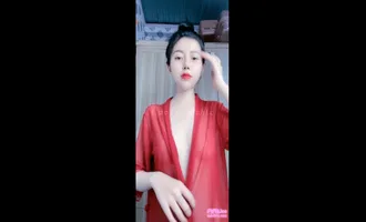 Em có hai hạt đậu nhỏ đây , anh có gì không chúng mình nấu chè