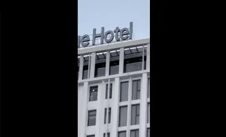 Em gái lau kính bị người dân phát hiện quay lại coi hứng ghê