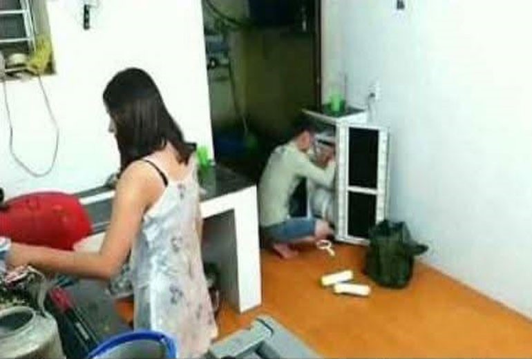 Hack Cam Vợ Vắng Chồng Địt Nhau Với Anh Thợ Sửa Ống Nước