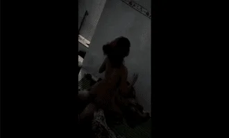 Quay lén các cháu ngày lễ đi vào nhà nghỉ tập đánh vần