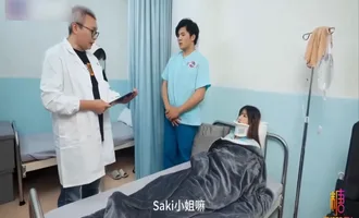 Y tá nam giúp đỡ bệnh nhân nữ tận tình